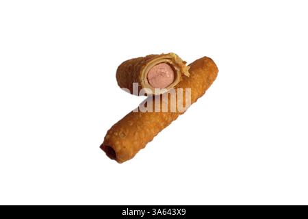 Saucisse dans la pâte frite dans l'huile dans une section sur un fond blanc isolé Banque D'Images