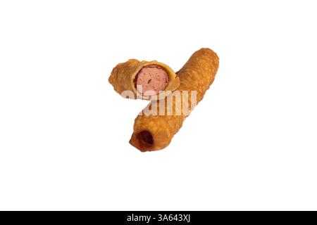 Saucisse dans la pâte frite dans l'huile dans une section sur un fond blanc isolé. nouvelle recette du chef Banque D'Images