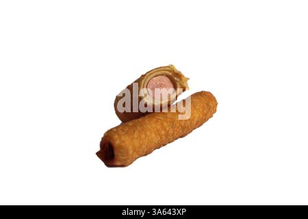 Saucisse dans la pâte frite dans l'huile dans une section sur un fond blanc isolé. restauration rapide vux food Banque D'Images