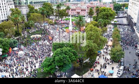 Buenos Aires, Argentine. Mars 24, 2025, %G : Buenos aires (Arg), 03/24/2025 - argentina/Protest/dictature - international - image aérienne enregistrée avec un drone montre la marche de milliers d'argentins dans les rues du centre-ville de buenos aires, ce lundi 24 mars 2025, journée nationale de commémoration de la vérité et de la justice, date créée en 2002 pour honorer les victimes et les personnes disparues de la dictature militaire en argentine. Après le coup d'État initié le 24 mars 1976, qui a destitué le président isabelita peron, le pays a vécu sous une dictature civilo-militaire jusqu'en 1983. Banque D'Images