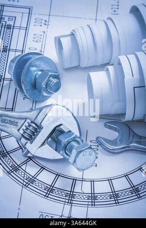 Clé de serrage réglable boulons écrous et plans de construction concept d'entretien Banque D'Images