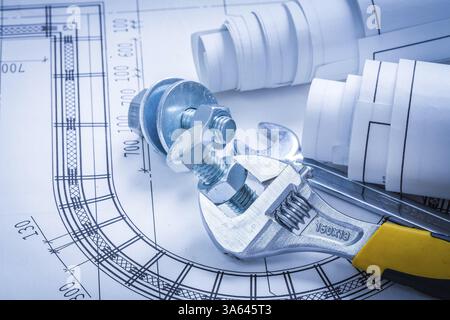 Clé de serrage réglable boulons écrous et plans de construction concept d'entretien Banque D'Images