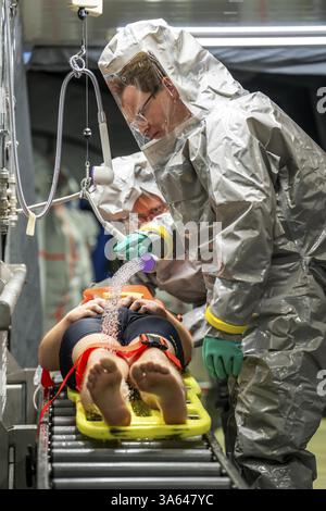 Décontamination des personnes blessées après un accident présumé impliquant des substances dangereuses, les pompiers et les organismes d'aide s'entraînent à mettre en place un Banque D'Images