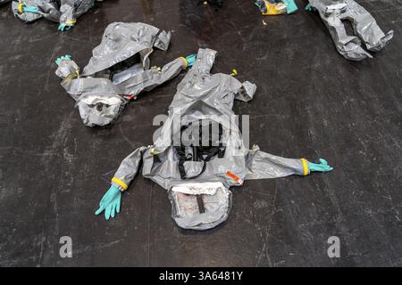 Les combinaisons de protection sont prêtes, la décontamination des personnes blessées après un accident présumé impliquant des substances dangereuses, les pompiers et l'organisation humanitaire Banque D'Images