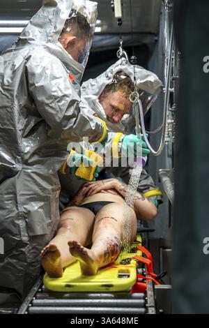 Décontamination des personnes blessées après un accident présumé impliquant des substances dangereuses, les pompiers et les organismes d'aide s'entraînent à mettre en place un Banque D'Images