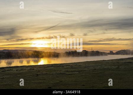 Lever de soleil avec brouillard sur l'Elbe près de Scharfenberg, Elbland saxon, Saxe, Allemagne, Europe Banque D'Images