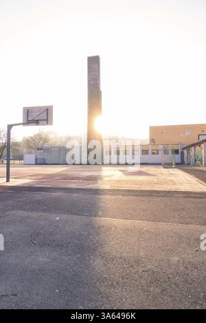 Terrain de basket vide au coucher du soleil, entouré de bâtiments, rayonne de tranquillité, Weil der Stadt, quartier de Boeblingen, Allemagne, Europe Banque D'Images