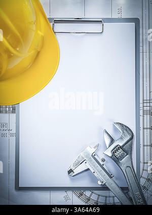 Presse-papiers construction casque à clé réglable coulisser pied à coulisse sur plan Banque D'Images