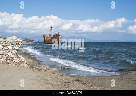 Rustique ancien grand navire. Ciel bleu Banque D'Images