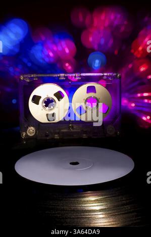 LP disque vinyle, cassette et disco lights on background Banque D'Images