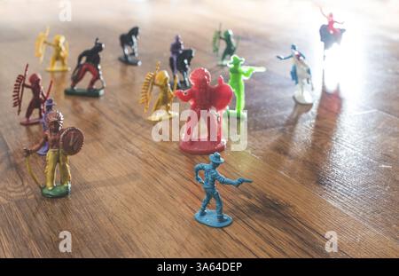 Figures miniatures jouets sur le plancher backlight Banque D'Images