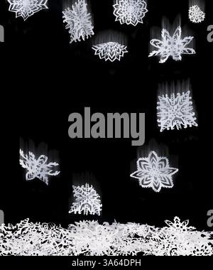 La chute des flocons isolés d'origami. Faites de papier Banque D'Images
