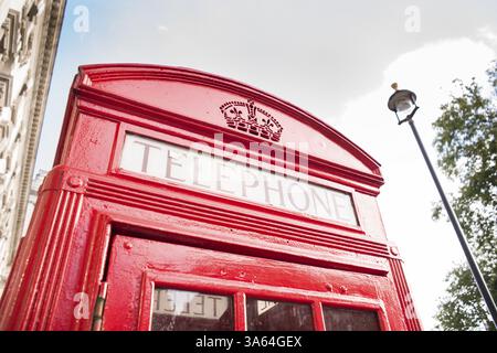Cabine téléphonique rouge à Londres. Téléphone Vintage monumental cabine Banque D'Images