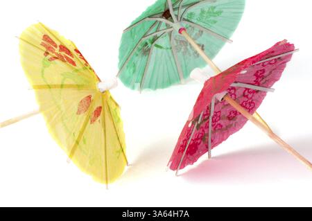 Cocktail coloré parapluies blanc isolé. Close up Banque D'Images