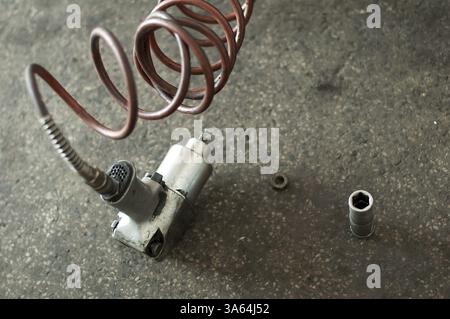 Wrenche avec flexible de l'air pneumatique Banque D'Images