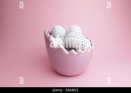 Oeufs de Pâques sur un fond rose. Vacances de pâques. Banque D'Images