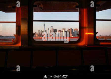New York, États-Unis. 21 mars 2025. Horizon de Manhattan vu au coucher du soleil depuis le ferry de Staten Island. Le ferry de Staten Island est un ferry gratuit reliant Manhattan au quartier de Staten Island à New York. Le trajet de 25 minutes est assuré par le Département des Transports de la ville de New York. (Crédit image : © Apolline Guillerot-Malick/SOPA images via ZUMA Press Wire) USAGE ÉDITORIAL SEULEMENT ! Non destiné à UN USAGE commercial ! Banque D'Images