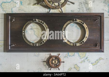 Détails du bateau sur le mur. Carte vintage et gouvernail. Grèce Banque D'Images