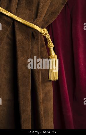 Rideau de théâtre rouge et jaune glands Banque D'Images