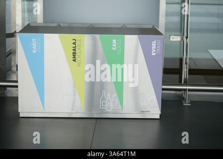 turquie istanbul 12 décembre 2024 recyclage et poubelles dans un intérieur de bâtiment moderne Banque D'Images