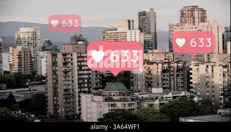 Horizon de la ville avec les médias sociaux comme des icônes flottant au-dessus des bâtiments Banque D'Images