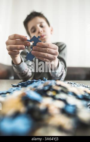 Enfant et casse-tête. Casse-têtes de pieux Banque D'Images