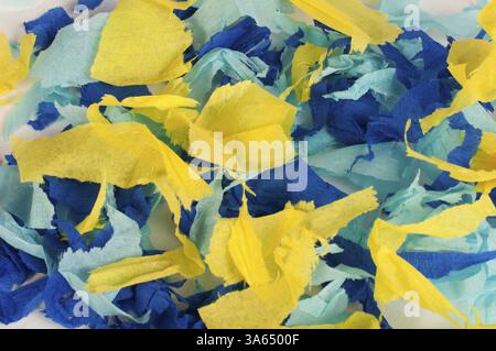 Arrière-plan de nombreux morceaux de papier déchiré Banque D'Images