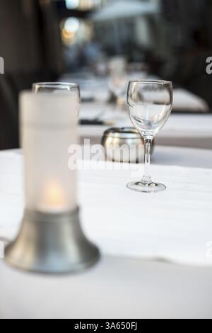 Verre sur table dans un restaurant. Nappe blanche Banque D'Images