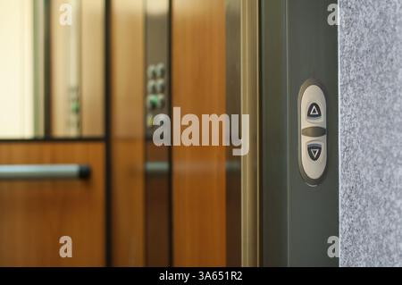 Ouvrez la porte d'un ascenseur. L'intérieurapt Banque D'Images