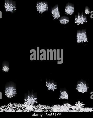 La chute des flocons isolés d'origami. Faites de papier Banque D'Images