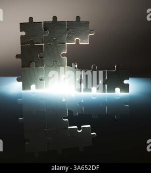 Puzzle en bois et fond de rétro-éclairage. Pièces empilées verticalement Banque D'Images