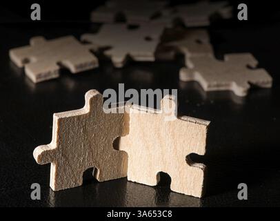Puzzle en bois sur fond noir. Close up Banque D'Images