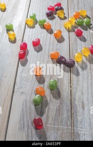 Les bonbons éparpillés sur la table en bois Banque D'Images
