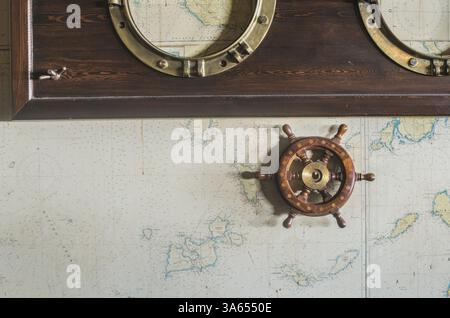 Détails du bateau sur le mur. Carte vintage et gouvernail. Grèce Banque D'Images