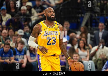 Orlando, Floride, États-Unis, 24 mars 2025, L'attaquant des Los Angeles Lakers Lebron James #23 avance au Kia Center. (Crédit photo : Marty Jean-Louis/Alamy Live News Banque D'Images