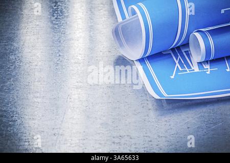 Bleu roulé vers le haut des plans sur le concept de construction de fond métallique rayé Banque D'Images