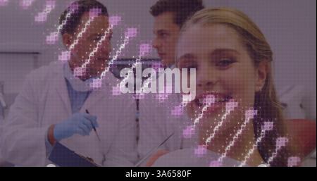 Image d'un brin d'adn tournant sur des médecins masculins tenant des dossiers médicaux avec une patiente Banque D'Images