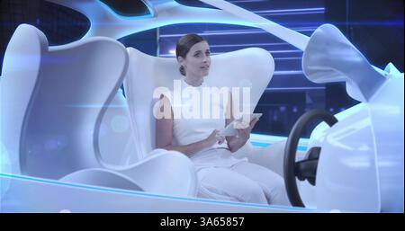 Image d'une femme utilisant une tablette numérique dans la voiture en mode pilote automatique conduisant à travers la ville moderne Banque D'Images