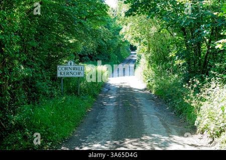 Signe le long de la route accueillant les voyageurs et les touristes dans le comté de Cornwall - Kernow dans la langue cornique Banque D'Images