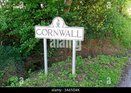 Signe le long de la route accueillant les voyageurs et les touristes dans le comté de Cornwall - Kernow dans la langue cornique Banque D'Images