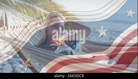 Plusieurs étoiles sur des bandes bleues contre le portrait de femme caucasienne couchée sur un hamac à la plage Banque D'Images