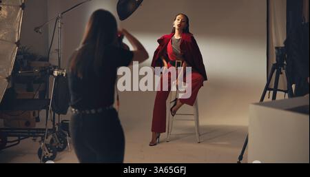 Photoshoot, photographe et mannequin sur plateau, mode et photos pour magazine en studio et production. Backstage, créatif et tech pour Project In Banque D'Images
