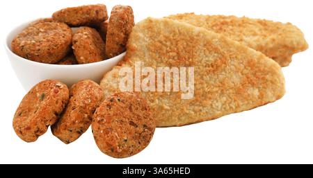 Filet de poisson croustillant avec falafel végétal en gros plan anb isolé Banque D'Images