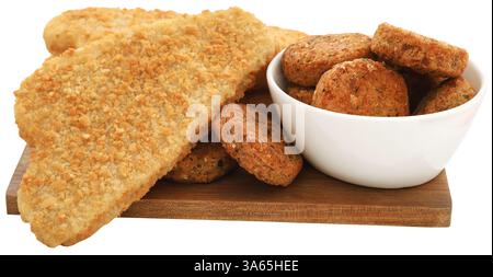 Filet de poisson croustillant avec falafel végétal en gros plan anb isolé Banque D'Images