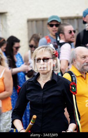 SIDMOUTH, DEVON, Royaume-Uni - 6 AOÛT 2023 Lady Dancer au Festival de folklore de Sidmouth avec foule en arrière-plan Banque D'Images