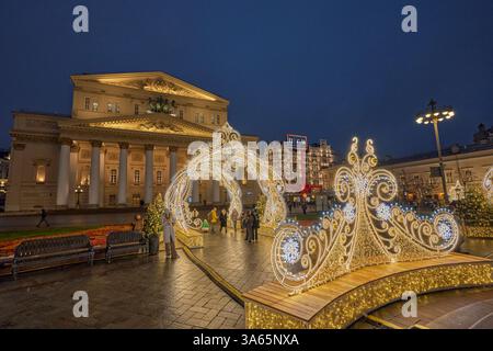 Décorations festives de Noël illuminées devant le théâtre Bolchoï dans le centre historique de Moscou, Russie. Banque D'Images