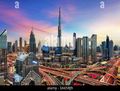 Horizon de Dubaï au coucher du soleil spectaculaire, Émirats arabes Unis Banque D'Images