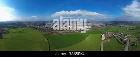 Vue aérienne panoramique des collines et de la campagne près de Huddersfield, Yorkshire, Royaume-Uni, avec des champs verdoyants, des fermes rurales et des zones industrielles Banque D'Images