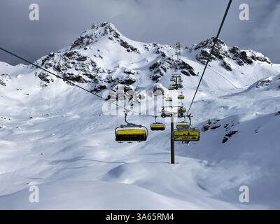 Obertauern, région de Salzbourg, Autriche - Station de ski, cabane, skieurs et piste dans les Alpes autrichiennes Banque D'Images