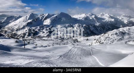 Belle vue panoramique alpine montagnes enneigées, belles montagnes européennes d'hiver dans les Alpes, pente pour les skieurs de fond dans le paysage Banque D'Images